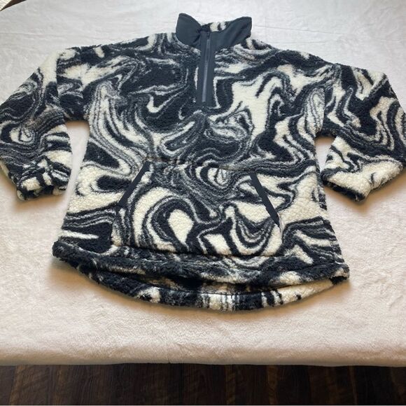 SO Black and White Swirl Design Fleecy1/4 Zip Pullover Size Medium - Picture 1 of 11
